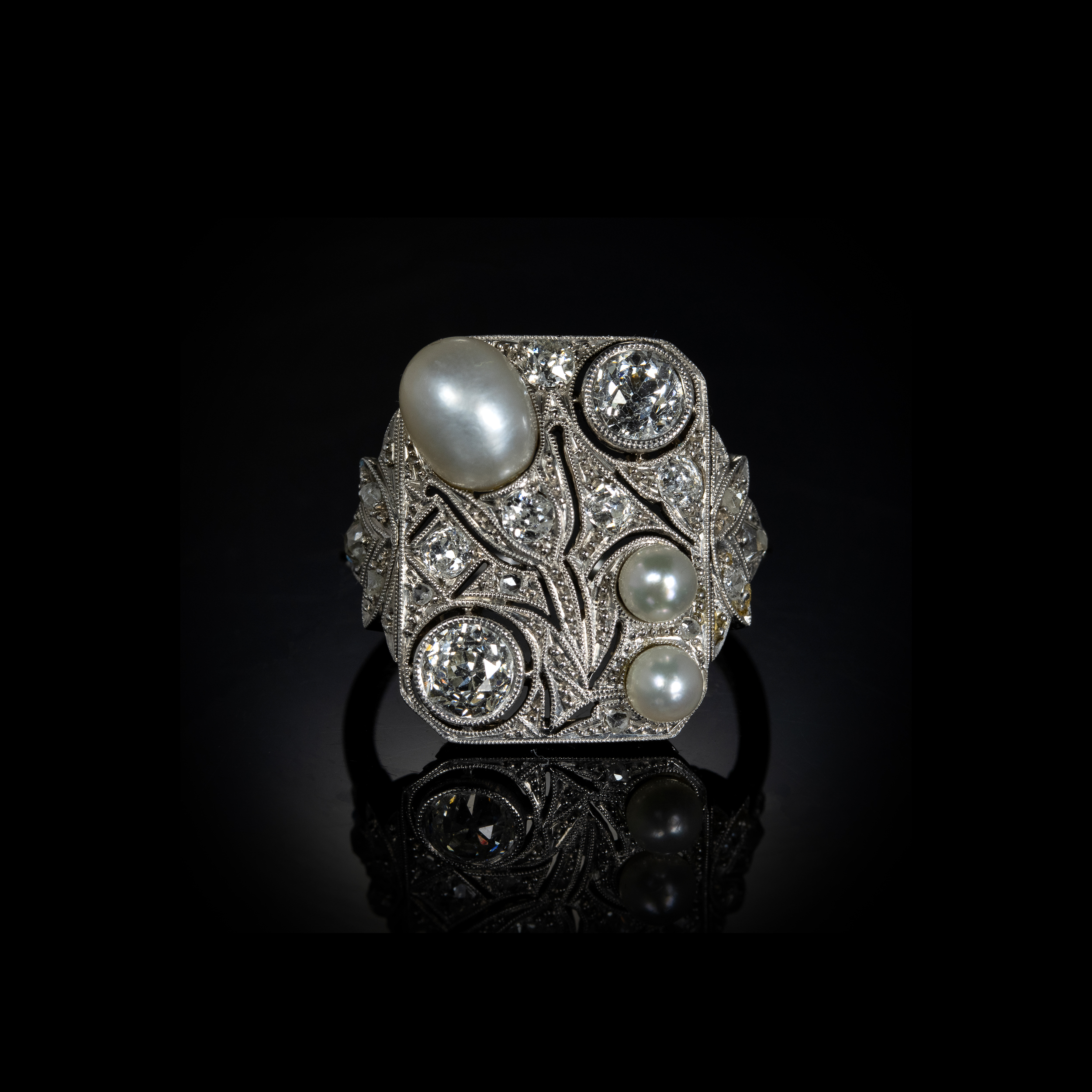 An Art Deco ring with diamonds and natural pearls.